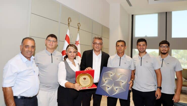 Tufan Erhürman Alayköy Gençlik ve Spor Kulübü yöneticileri ve U13 takımını makamında ağırladı