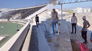 Atatürk Stadı’nda inşaat sahasında çalışan işçiler ve beton döküm yapılan bir alan.