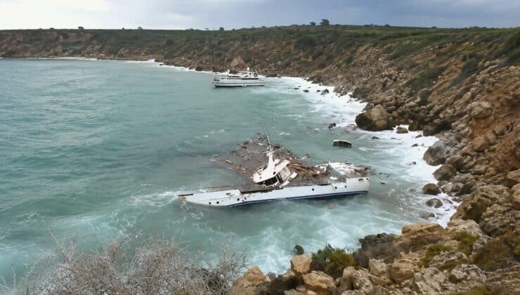 Güney Kıbrıs’ta üç tekne kayalıklara çarptı: 1 ölü, 2 yaralı