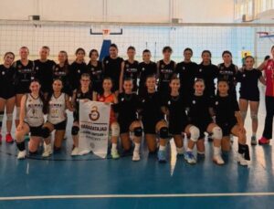 Kemal Moral Voleybol Okulu 3-2’lik galibiyet aldı