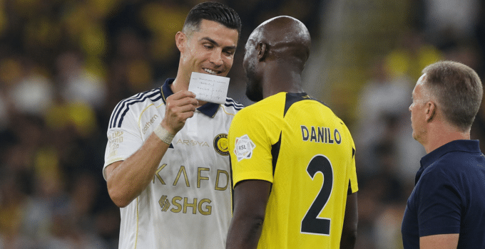 Ronaldo, rakibinin taktik notlarına göz attı