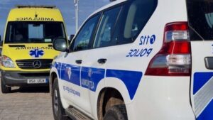 Ormanlık alanda duran mavi-beyaz ambulans araçları ve önlerinde park etmiş başka bir ambulans görülüyor.