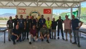 Dünya Barış Günü Kupası’nda madalyalı sporcuların, kupa pankartı önünde toplu fotoğrafı.