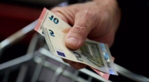 Elde tutulan banknotlar, paranın bir araca veya cebe doğru uzatıldığı an.