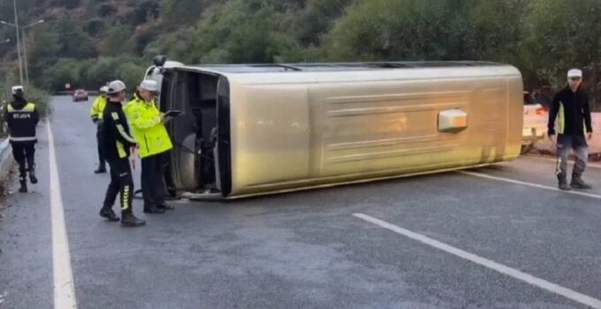 Ciklos’ta minibüs kaza sonucu devrildi