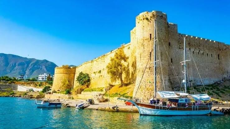 Kıbrıs’ın nüfusu en kalabalık ilçesi neresi?